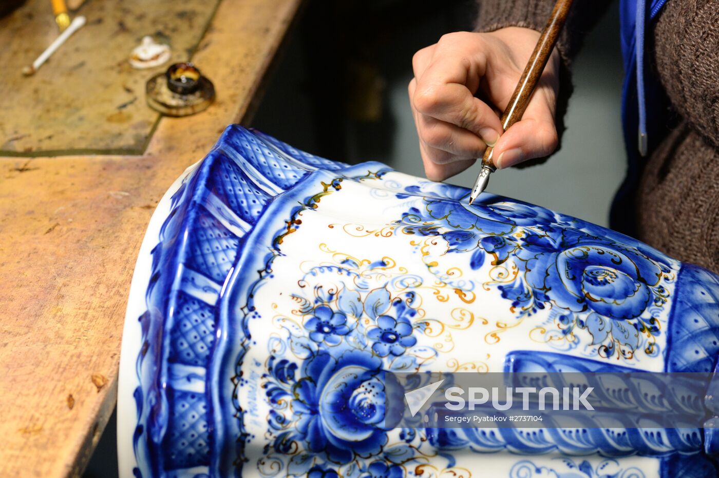 Ceramics production at Gzhel factory