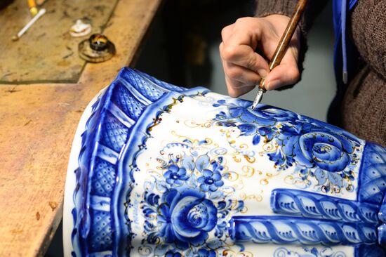 Ceramics production at Gzhel factory