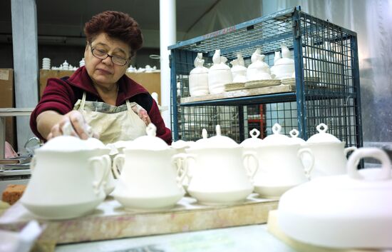 Ceramics production at Gzhel factory