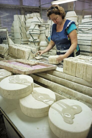 Ceramics production at Gzhel factory