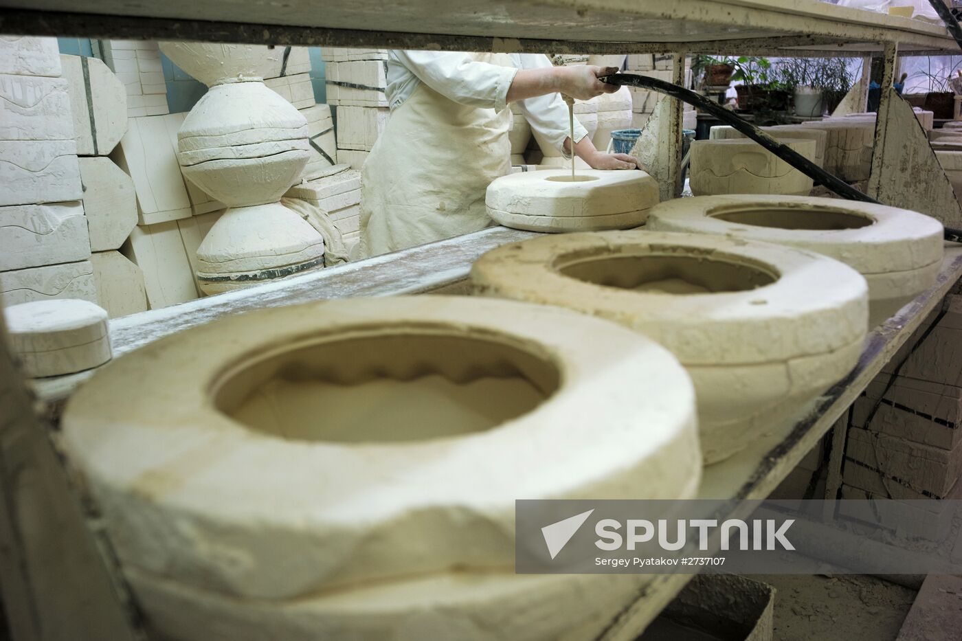 Ceramics production at Gzhel factory