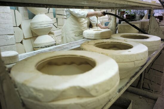Ceramics production at Gzhel factory