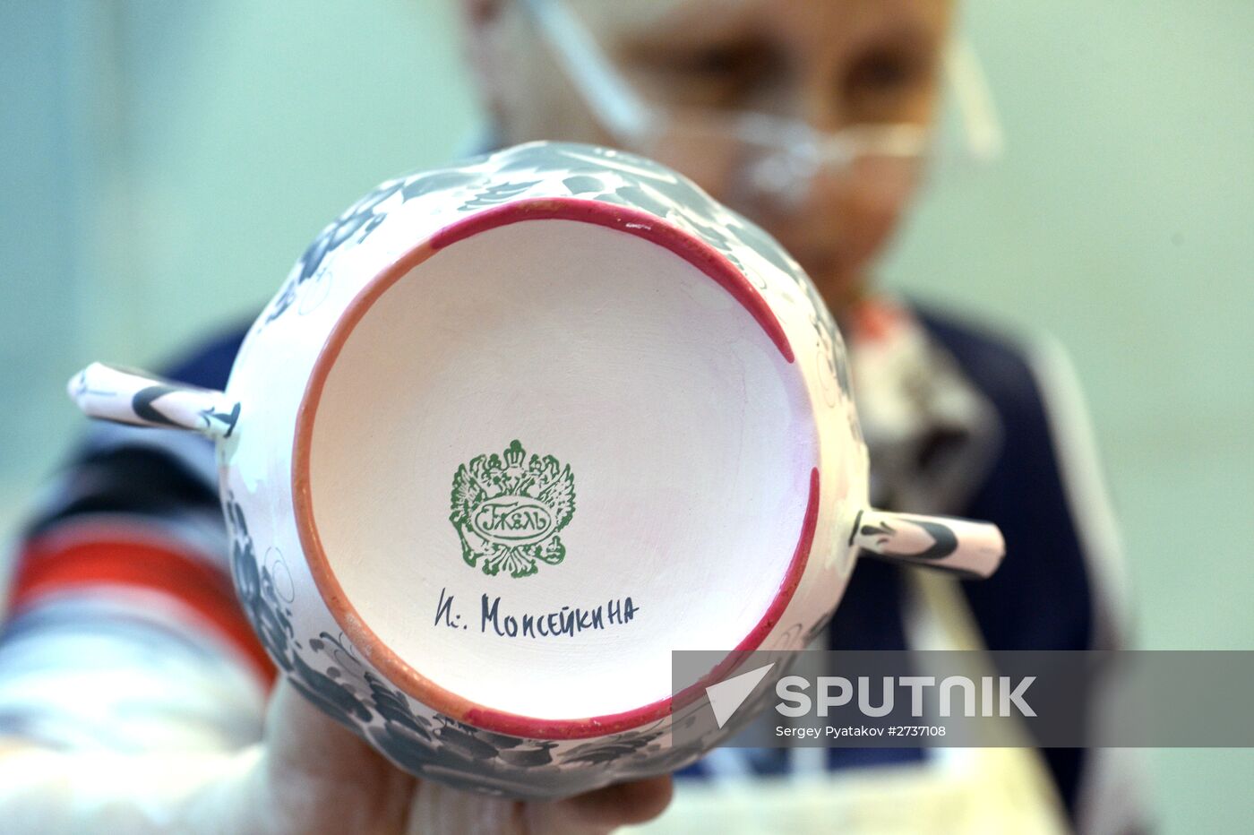 Ceramics production at Gzhel factory