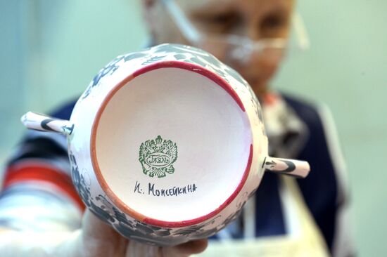 Ceramics production at Gzhel factory