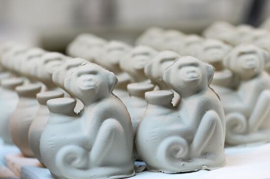 Ceramics production at Gzhel factory