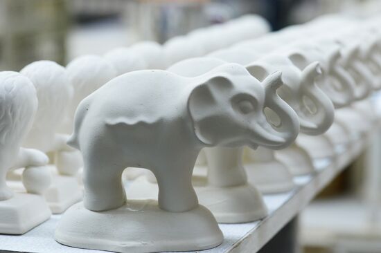 Ceramics production at Gzhel factory