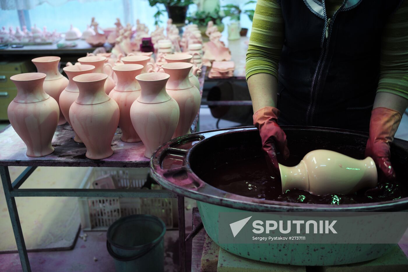 Ceramics production at Gzhel factory