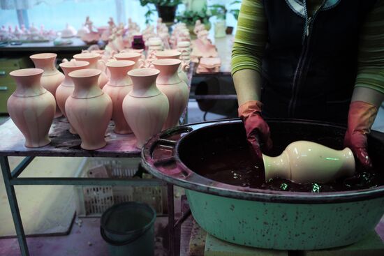 Ceramics production at Gzhel factory