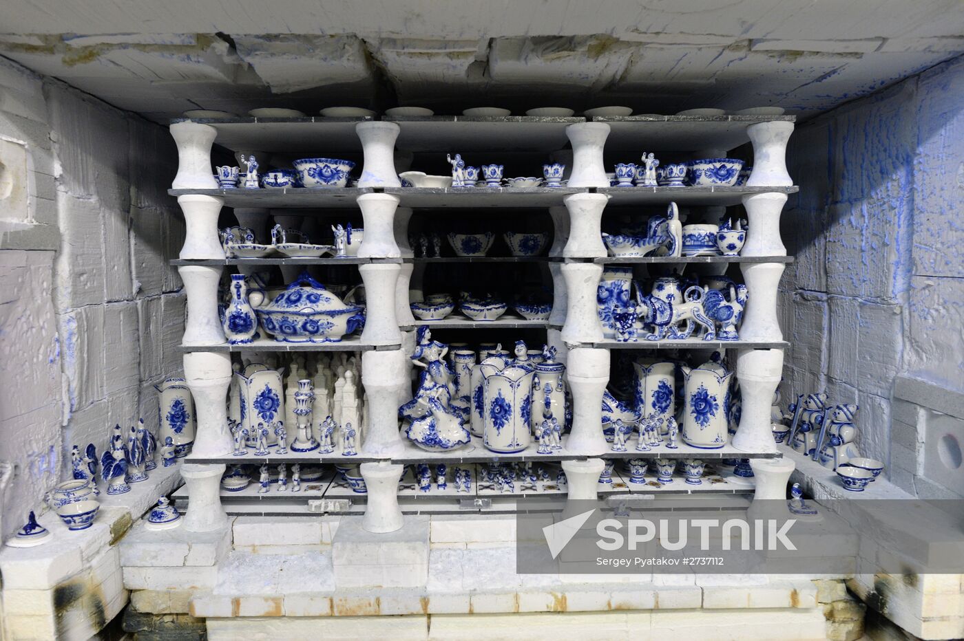 Ceramics production at Gzhel factory