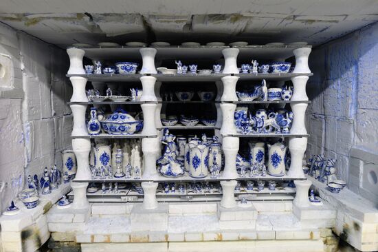 Ceramics production at Gzhel factory