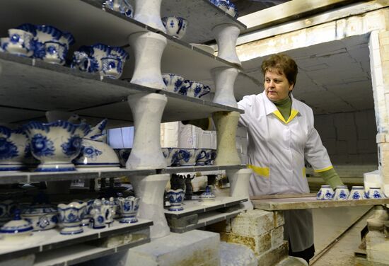 Ceramics production at Gzhel factory