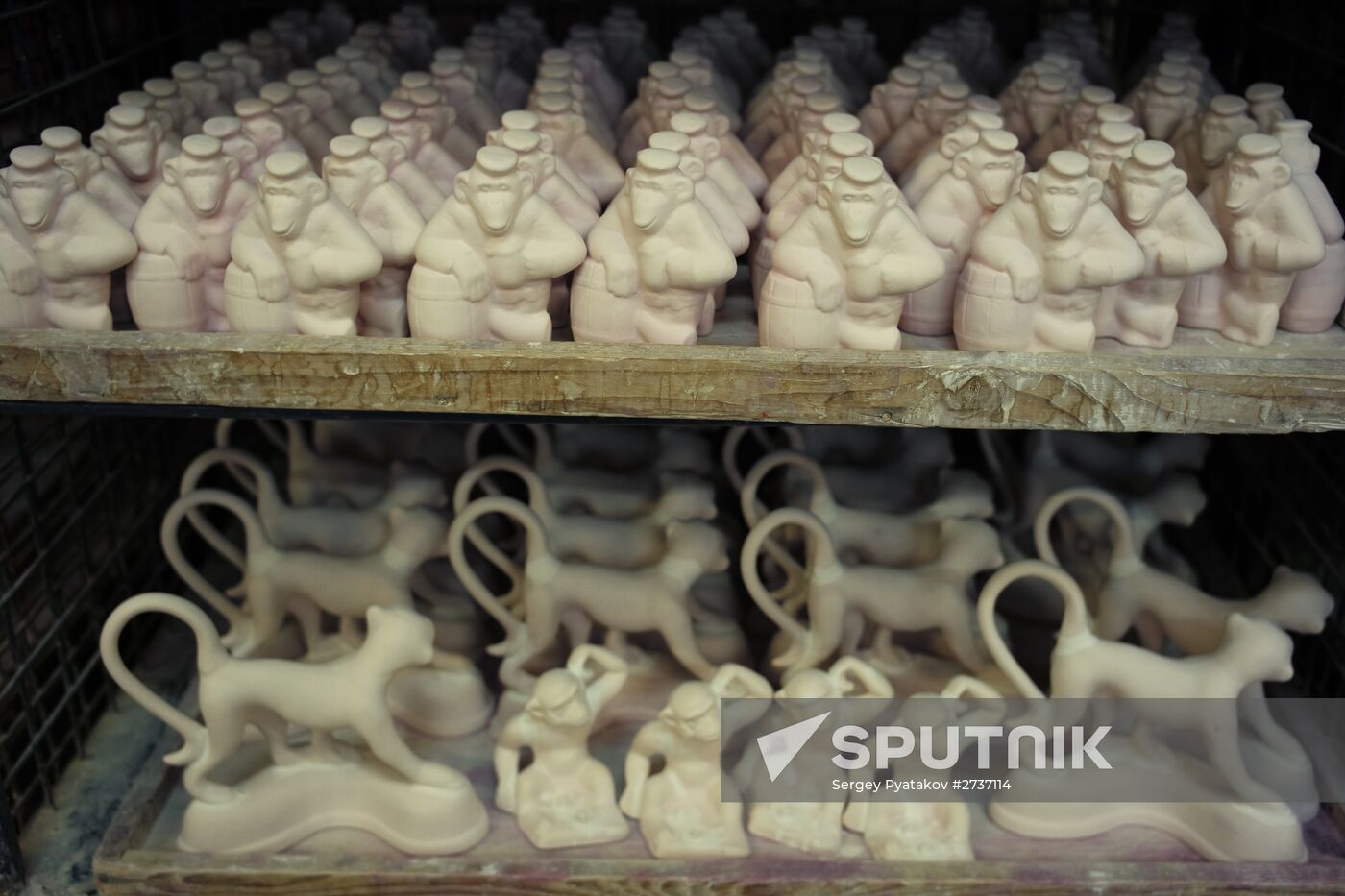 Ceramics production at Gzhel factory
