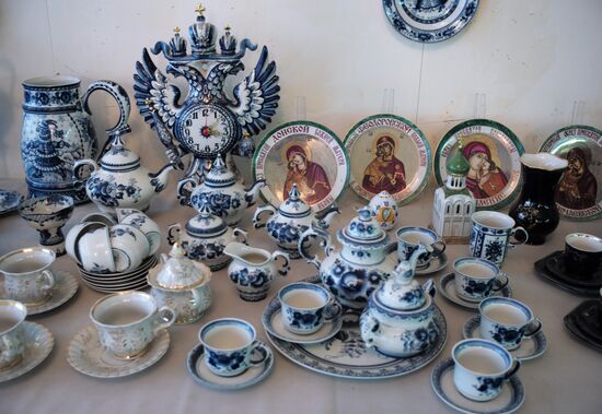 Ceramics production at Gzhel factory