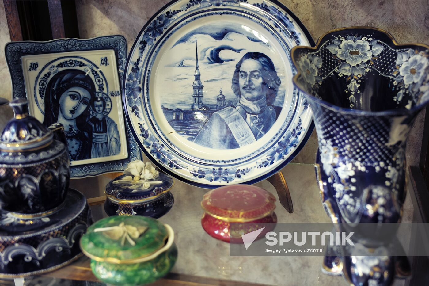 Ceramics production at Gzhel factory