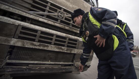 Moscow traffic police conduct undercover raid