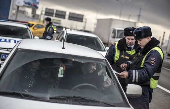 Moscow traffic police conduct undercover raid