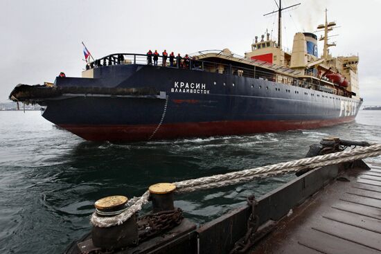 Krasin icebreaker arrives in Vladivostok port