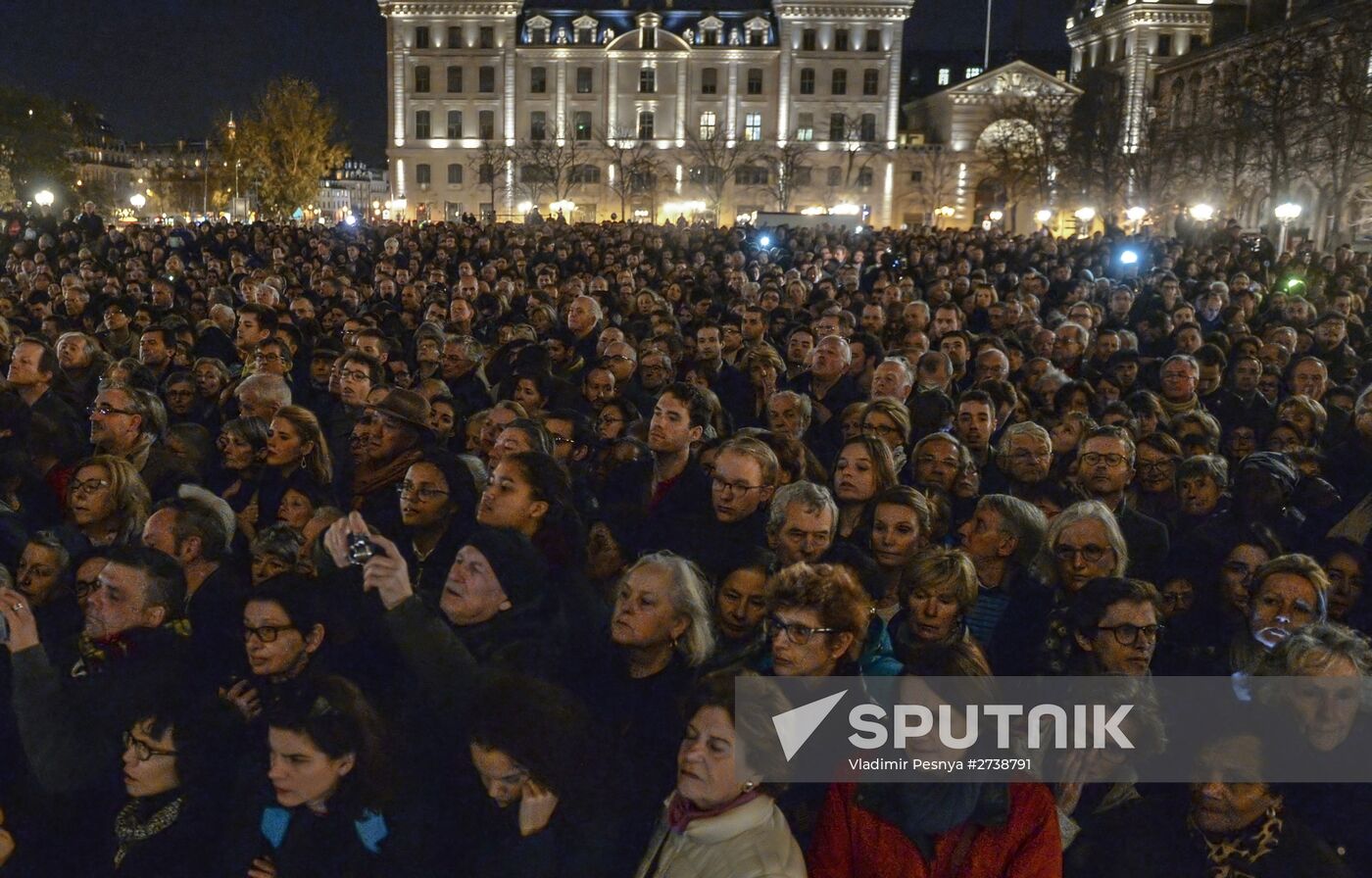 Special Mass for terrorist attack victims held in Cathedral of Notre-Dame