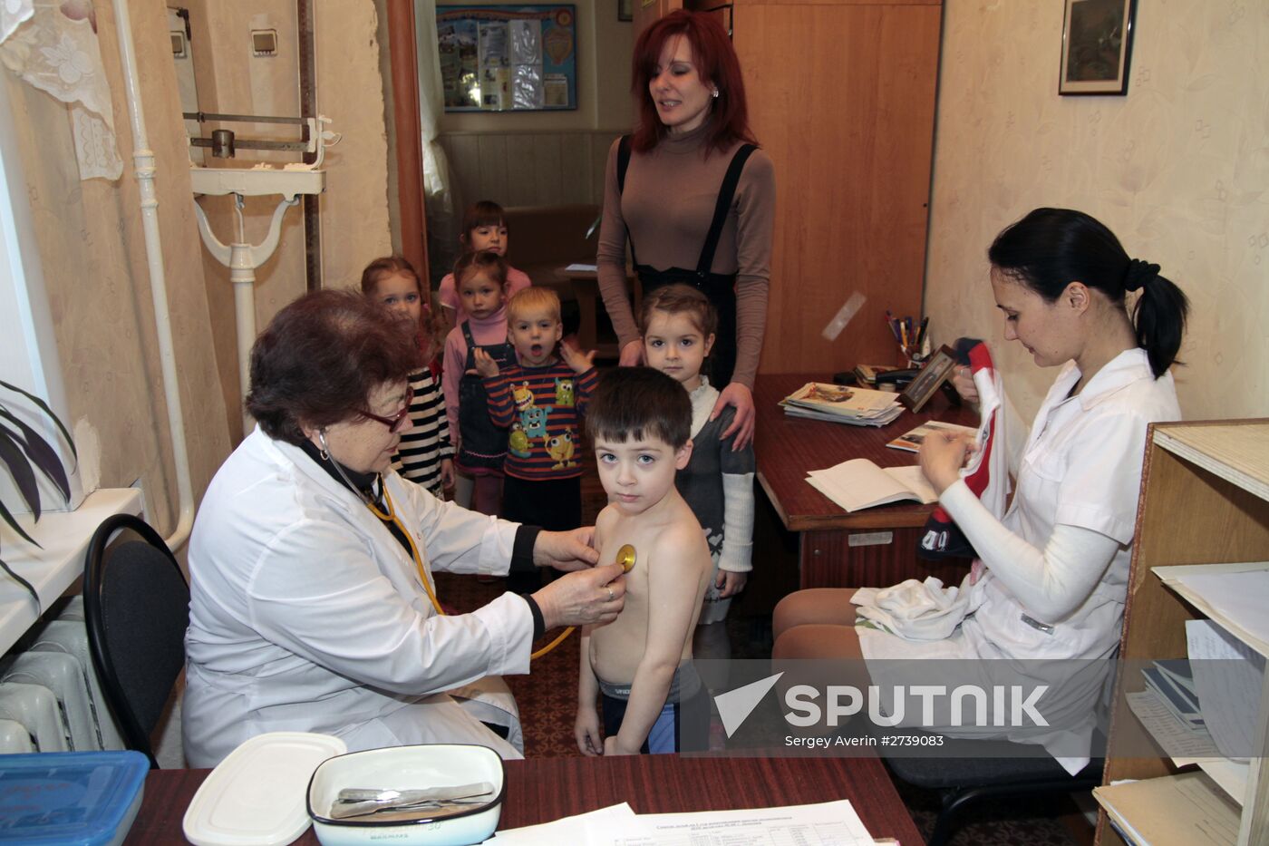 Children inoculated against polio in Donetsk