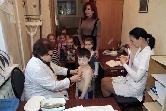 Children inoculated against polio in Donetsk
