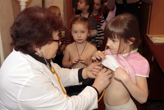 Children vaccinated in Donetsk against polio