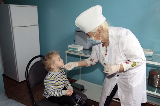 Children vaccinated in Donetsk against polio