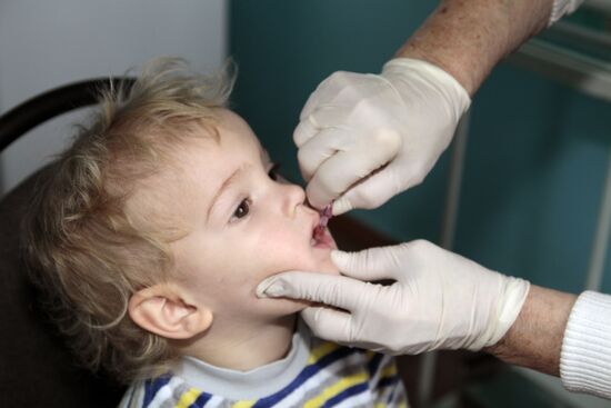 Children vaccinated in Donetsk against polio