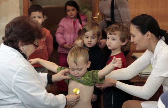 Children vaccinated in Donetsk against polio