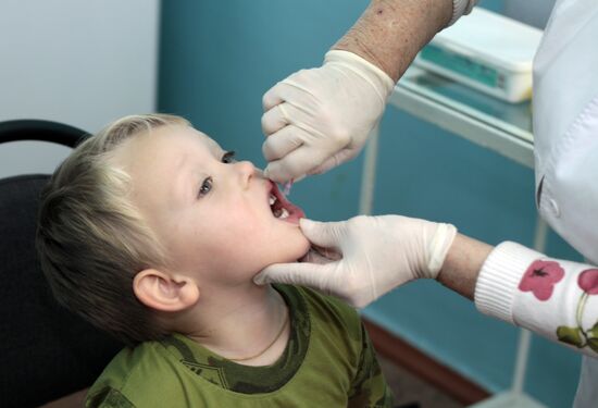 Children vaccinated in Donetsk against polio