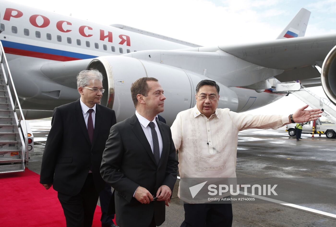 Prime Minister Dmitry Medvedev arrives in Manila for APEC Leaders' Week