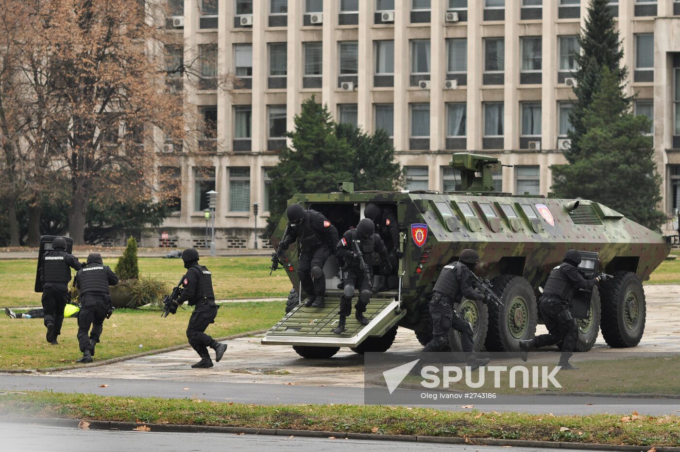 Anti-terrorism units of Serbia's Internal Ministry, Defense Ministry and special services stage exercise