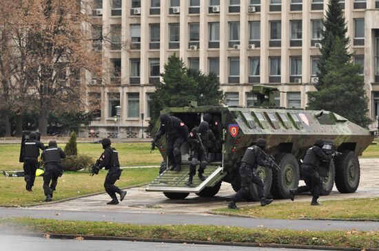 Anti-terrorism units of Serbia's Internal Ministry, Defense Ministry and special services stage exercise