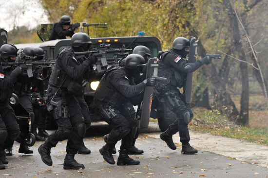 Anti-terrorism units of Serbia's Internal Ministry, Defense Ministry and special services stage exercise