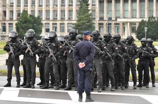 Anti-terrorism units of Serbia's Internal Ministry, Defense Ministry and special services stage exercise