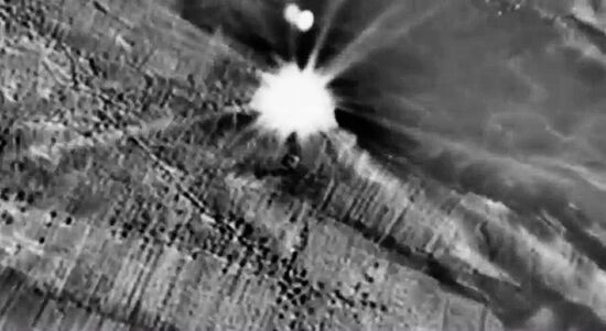 Russian airstrikes destroy ISIS targets in Syria
