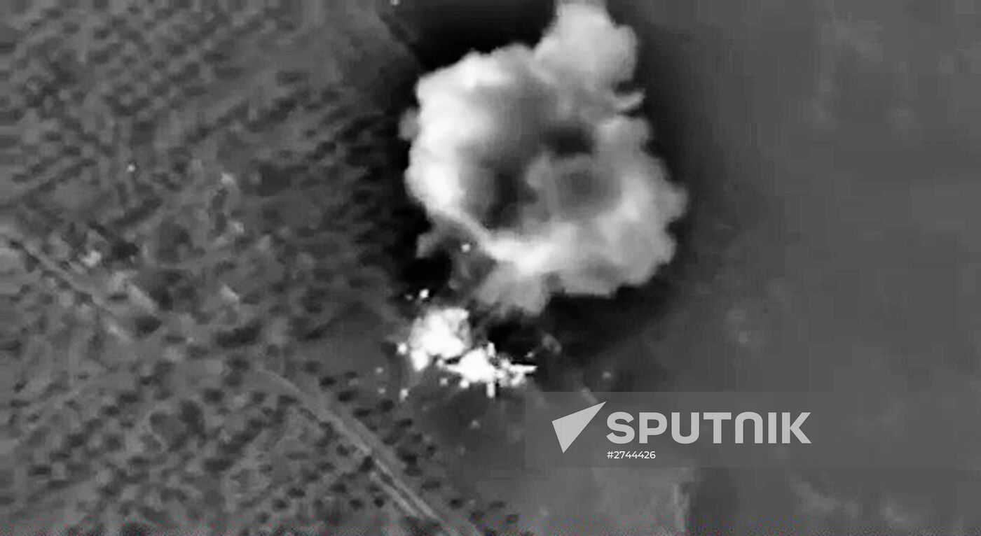 Russian airstrikes destroy ISIS targets in Syria