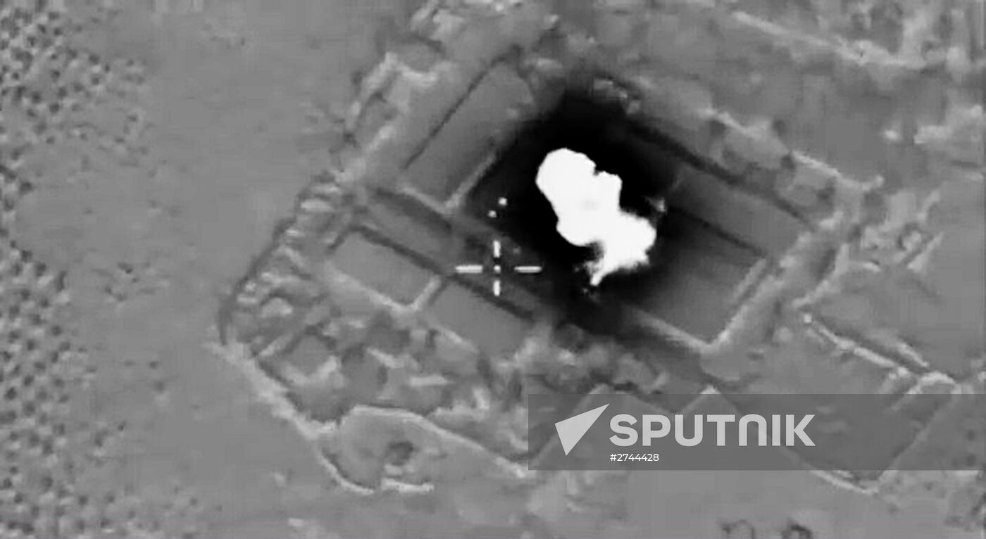 Russian airstrikes destroy ISIS targets in Syria