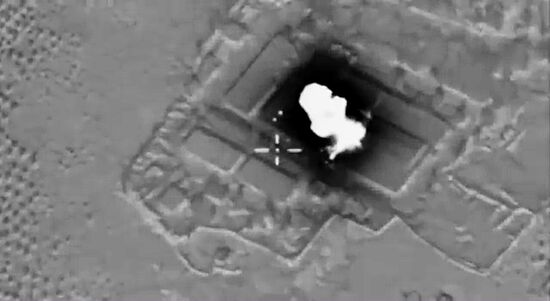 Russian airstrikes destroy ISIS targets in Syria