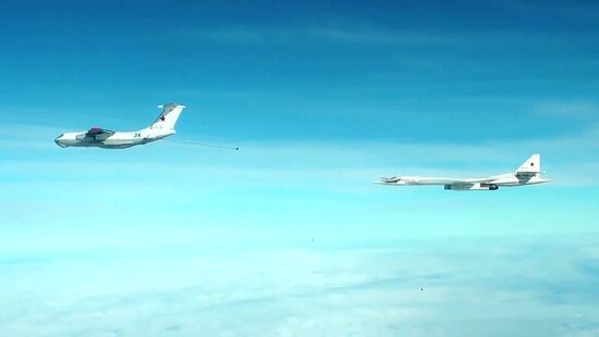 Air refueling of strategic missile-carrying aircraft Tu-160