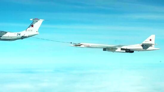 Air refueling of strategic missile-carrying aircraft Tu-160