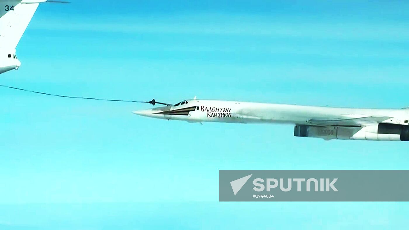 Air refueling of strategic missile-carrying aircraft Tu-160