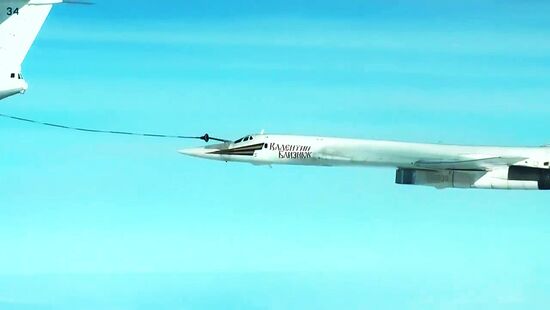 Air refueling of strategic missile-carrying aircraft Tu-160