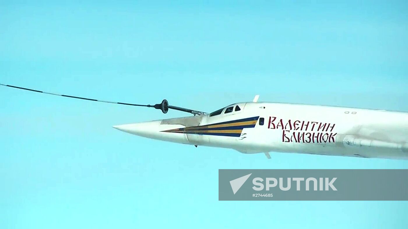 Air refueling of strategic missile-carrying aircraft Tu-160