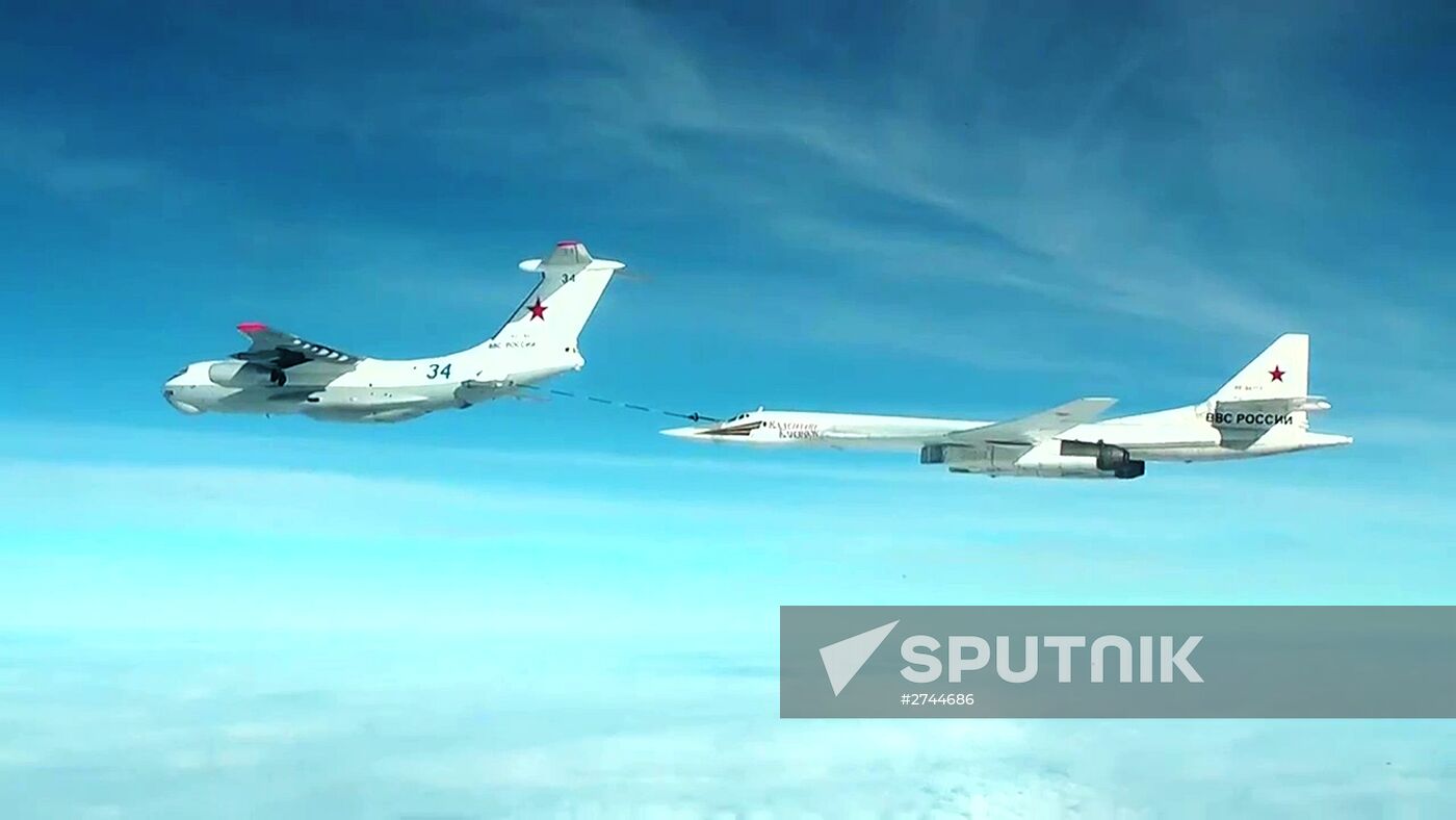 Air refueling of strategic missile-carrying aircraft Tu-160