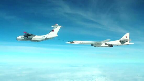Air refueling of strategic missile-carrying aircraft Tu-160