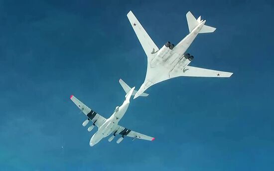 Air refueling of strategic missile-carrying aircraft Tu-160