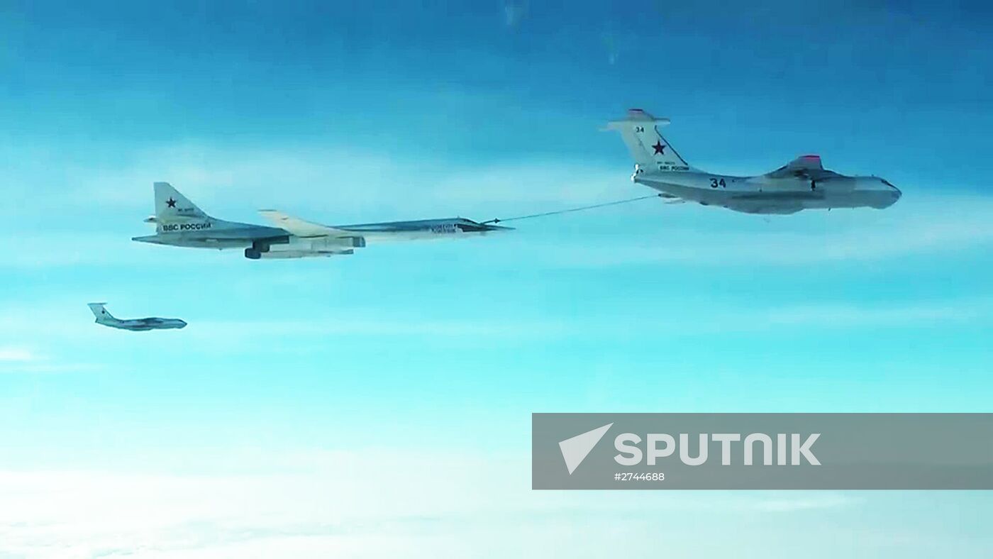 Air refueling of strategic missile-carrying aircraft Tu-160