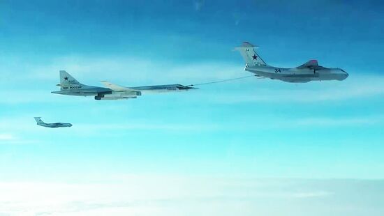 Air refueling of strategic missile-carrying aircraft Tu-160