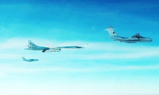 Air refueling of strategic missile-carrying aircraft Tu-160