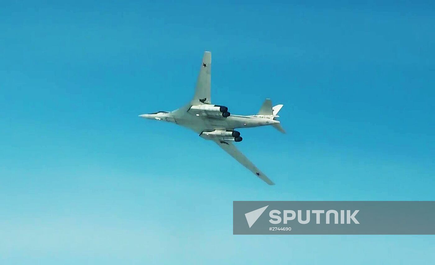 Air refueling of strategic missile-carrying aircraft Tu-160